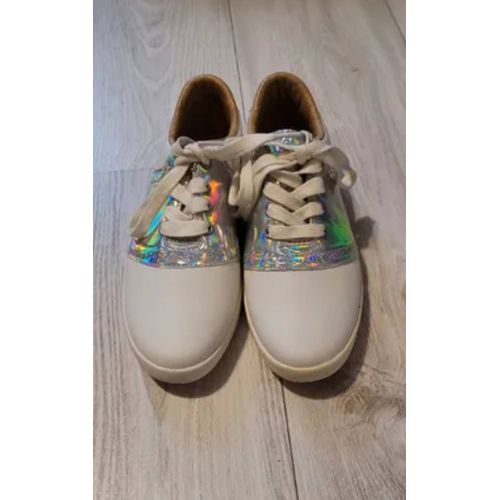 Blanc Avec Des Dtails Iriss  L'avant Et  L'arrire. Marque Andr, Reconnue Pour Son Confort Et Son Style. Taille 38 Confortables Et Lgres, Idales Pour Un Usage Quotidien. Lacets Pour Un Ajustem