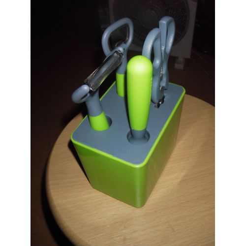 Bloc De Cuisine 4 Pices: Bloc De Rangement Et Son Ensemble D'ustensiles 4 Pices Compos D'un plucheur, D'une Paire De Ciseaux, D'un Couteau D'office Et D'un Dcapsuleur. Coloris Vert Pomme Et Gris