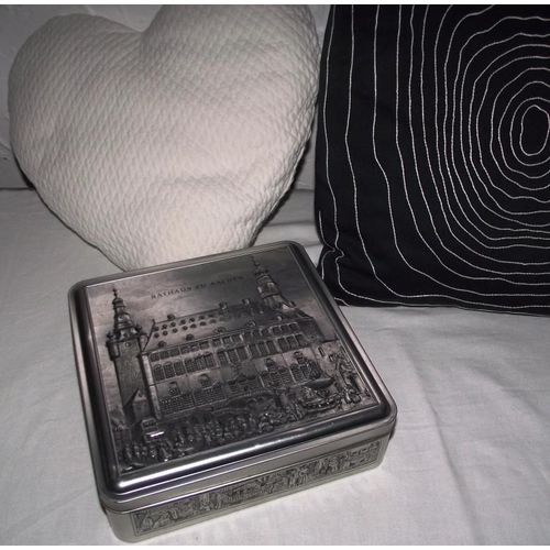 Bote Ancienne  Biscuits En Fer Blanc Bossel Marque Rathaus Zu A Achen . Dimensions 20 Cm X 20cm .Hauteur 5.7 Cm
