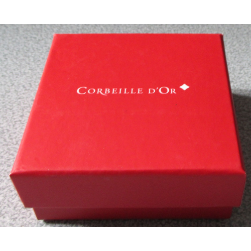 Boite/crin En Carton Rouge-Intrieur Blanc Avec Coussin Mousse De Prsentation-Inscription Corbeille D'or En Lettres Blanches-8.8x8.8x3.8cm