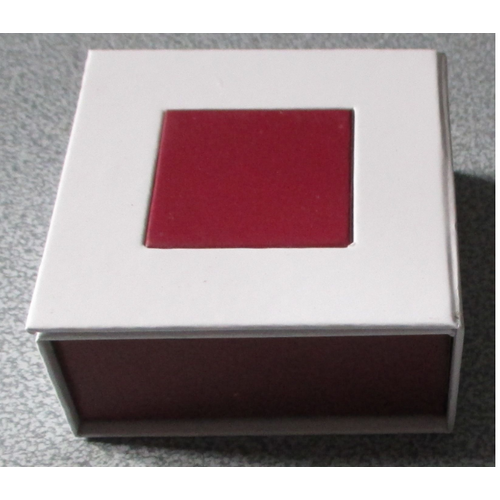 Boite/crin Originale Dont Le Couvercle Se Ferme Sur Un Rabat Encadrant Un Carr Rouge-Tour De La Boite Blanc-Fond Rouge -Coussin Mousse De Prsentation  L'intrieur-8x8x3.6cm