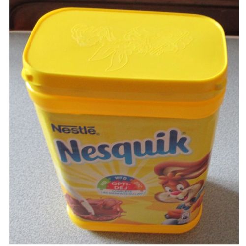Boite Plastique Jaune Avec Couvercle- tiquettes Nesquick De Nestl + Image De Quicky Le Lapin- Frise Sur Le Couvercle- Modle De 2019- 21x13.5x8cm -Vendue Vide Et Lave