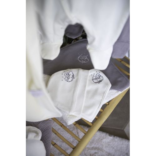 Bonnet En Coton Bio 0-3 Mois, Doux Et Confortable. Disponible En Gris Ou cru, Avec Broderie Bb Coton. Idal Pour Garder Bb Bien Au Chaud Avec Style Et Dlicatesse.