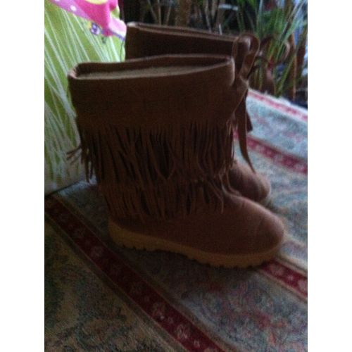 Bottes Fourres, Impression Daim. Franges. Pointure 37 Longueur Totale : 25 Cm (Dont 4 Cm De Talon). Neuves.