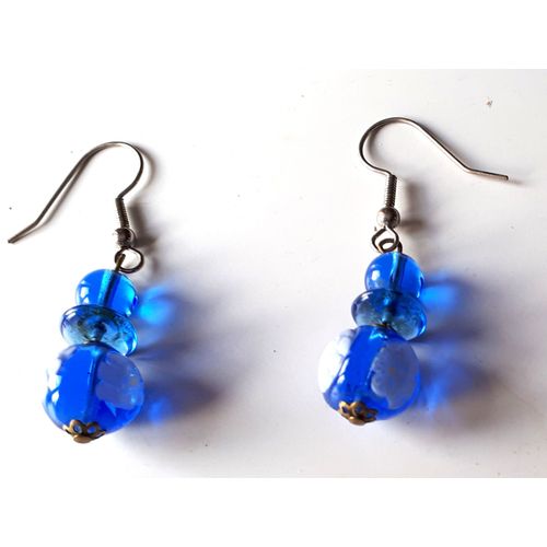 Boucles D'oreilles Fantaisie Pendantes Formes De Boules Lumineuses Bleues Dont Une Grosse Avec Une Fleur Blanche Sur 3 Cts Pose Sur Un Petit Fond Mtallique-Hauteur Avec L'accroche 5cm