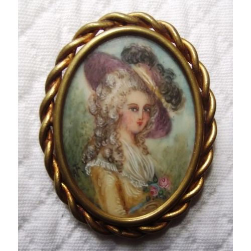 Broche Ancienne Des Annes 1950 Avec Peinture Miniature Peinte  La Main Portrait De Femme Cadre Torsad Mtal Dor .Ferme Bien Avec Bouton Poussoir . Dimensions Hauteur 4,5 Cm Largeur 3.6 Cm.