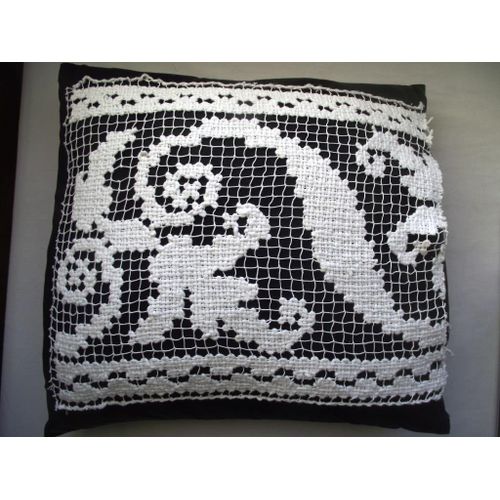 Broderie Ancienne Coton Blanc Sur Maille Noue Vintage .Pour Raliser Un Brise Bise Ou Dessus De Coussin Ou Tableau En Tissu Libre Choix Aux Cratrices . Dimensions Longueur 37 Cm Hauteur 30cm .