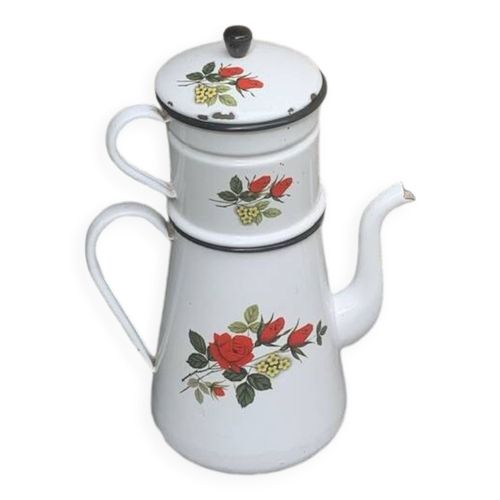 Cafetire En Fer Emaillee A Motifs De Roses Rouges Et Fleurs Blanches Avec Filtre Ancienne Blanc