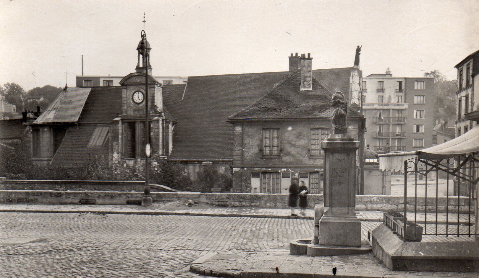 carte postale ancienne noir et blanc 1956 dentel e AC7. SEVRES