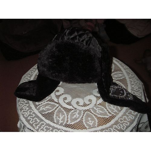 Chapka Hello Kitty De Couleur Noire ,Bords Fourrs ,Oreillettes Boutonnes Fourres Sur Les Cots ,Logo 