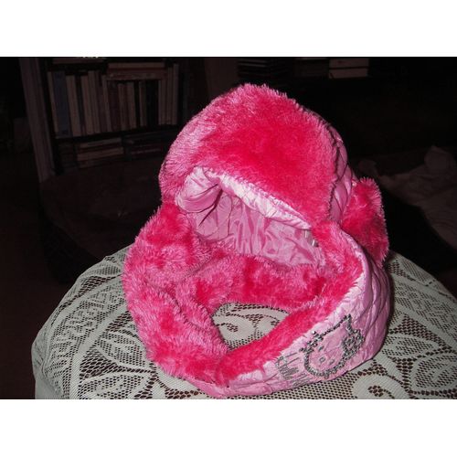 Chapka Hello Kitty De Couleur Rose ,Bords Fourrs ,Oreillettes Boutonnes Fourres Sur Les Cots ,Logo 
