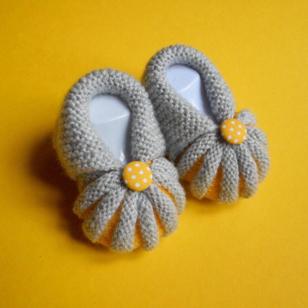 Chaussons Citrouilles Pumpkins Creations Gris Et Jaune A Pois Tricot Acrylique Idee Cadeau De Naissance 0 3 Mois Bebe Maternite Fait Main En France Rakuten