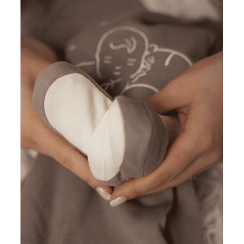 Chaussons En Coton Bio 0-3 Mois, Doux Et Confortables Pour Garder Les Pieds De Bb Bien Au Chaud. Disponibles En Gris Ou cru, Ils Ajoutent Une Touche Charmante  Chaque Tenue.
