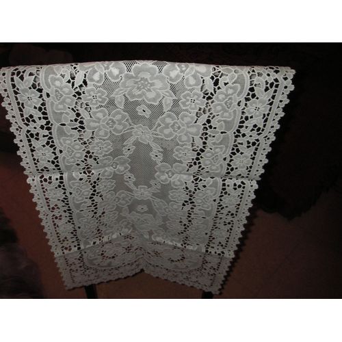 Chemin De Table Rectangulaire Brod Fleurs En Coton Enduit D'un Cot ( Antiglisse ),De Couleur Blanche ,Dimensions :84 X 40 Cm .