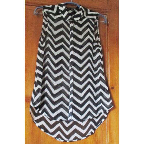 Chemisier Sans Manches Noir Et Blanc Imprim Effet Chevrons-Petit Col Pointu-Tissu Lger Et Transparent 100%Polyester-Marque H & M Taille 34-Forme Longue Et Base Arrondie