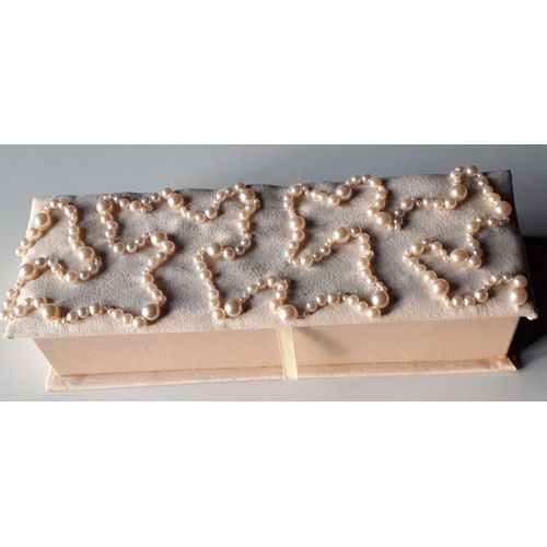Coffret  Bijoux Ancien Original-Carton Rigide Recouvert Tissu-Couvercle Rembourr Avec Perles-Glace Intrieure-Dimensions Extrieures 23x8.5x5.5cm-Beige/Blanc Cass Avec Petits Grains Marron Au Dos