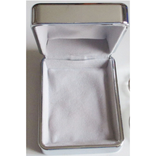 Coffret/crin De Prsentation Mtallique Argent Brillant-Couvercle Bomb Avec Discrte Mention Crr-Intrieur Doubl De Tissu Gris Clair Non Amovible-Pas D'encoche-Dimensions Extrieures 6x8x2.5cm