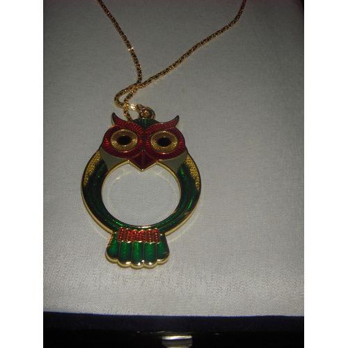 Collier Chouette Loupe maille Multicolore Accompagne De Sa Trs Longue Chane En Mtal Dor ( 91 Cm Ouverte, 45,5 Cm Ferme ), Fermeture Mousqueton. Dimensions Pendentif: Hauteur 6 Cm, Largeur 4 Cm