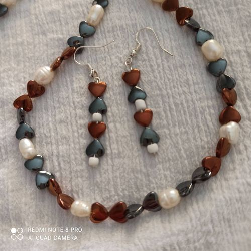 Collier Et Boucles D'oreilles En Hmatite Noire Et Marron En Forme De Coeur Avec Des Perles Baroques De Culture Vritables Blanches. Long 77/78cms..Fermoir Ancre . Fil D'acier. lgant Par Sa Finesse
