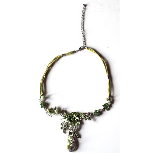 Collier Fantaisie Compos De 4 Cordons Vert Clair Et D'lments De Mtal Argent Monts En Pendentif  Motif Floral Et Colors En Vert Turquoise-Longueur 38cm+Chainette De Rglage De 8cm