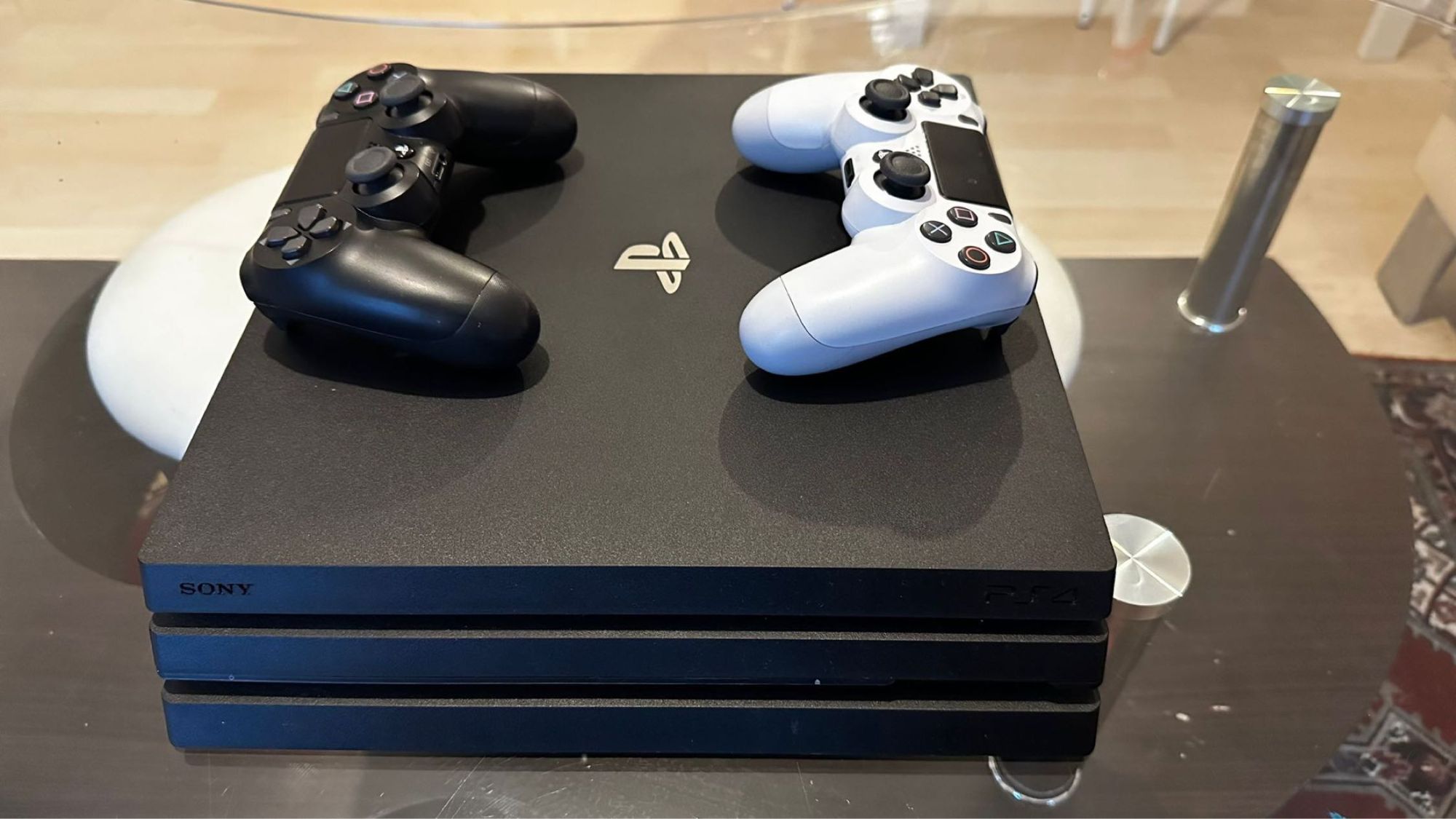 Console Ps4 Pro 1 To + Jeu De God Of War + 3 Manette