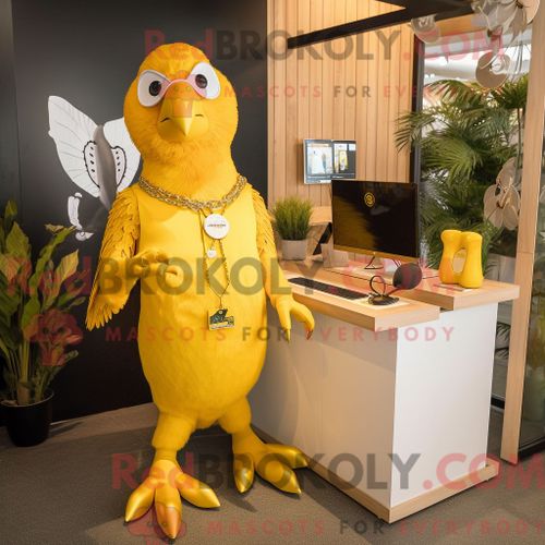 Costume Mascotte Redbrokoly D Aigle Jaune Habill D Une Combishort Et De Colliers