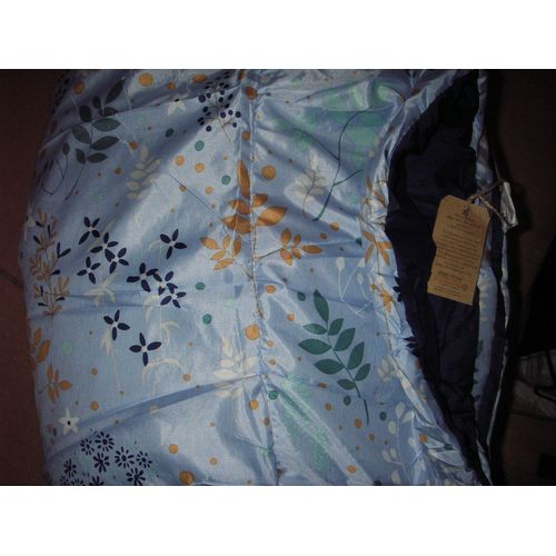 Couette Rversible,Une Face Imprim Fleuri, L'autre Face Fond Bleu Profond Uni, 100% Polyester, Rembourrage 80g/M2, Dimensions: 180 X 180 Cm, Label Oeko-Tex Confidence In Textiles Standard 100..