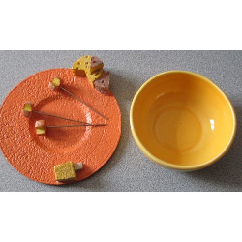 Coupelle Pour La Table Ctc Design Jaune Diamtre 12cm Avec Petite Assiette De Prsentation Orange Diamtre 15cm Dcore De Petits Morceaux De Fromage Et 4 Pics Avec Ttes Assortis