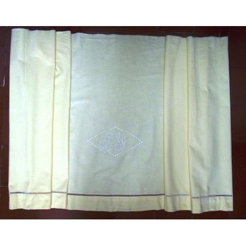 Coupon De Drap En Coton Jaune Monogramme P.N.Dans Un Cartouche Brod Main Jour chelle