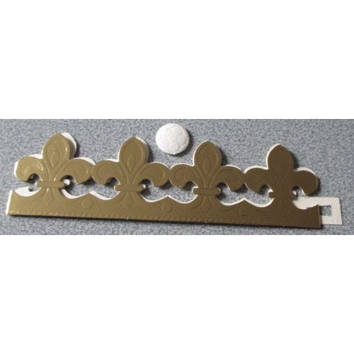 Couronne Des Rois En Carton - Fleurs De Lys Dores Classiques - Pliage Par 4 Fleurs - Vendue Avec Une Fve Plastique Blanche En Forme De Ballon Rond
