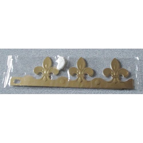 Couronne Des Rois En Carton Sous Cellophane - Fleurs De Lys Dores - Pliage Par 3 Fleurs - Vendue Avec Une Fve Plastique Blanche Reprsentant Un Bb Emmaillot (1x2.2cm)