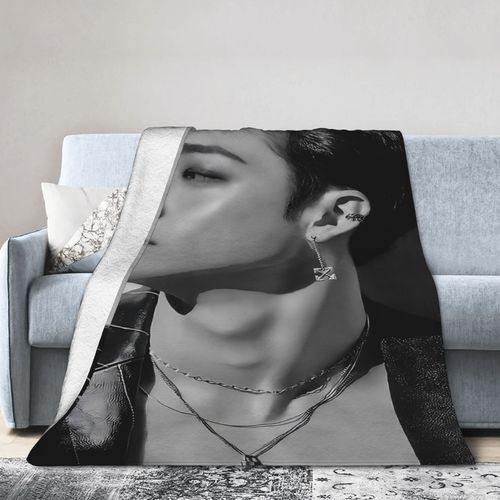 Couverture En Flanelle B2 Bang Chan ? Ultra Douce Et Confortable, Ideale Pour Le Canape, Le Lit Et Le Bureau, Tissu Respirant Beige Clair, Motif Noir Et Blanc Inspir Des Dessins Animes