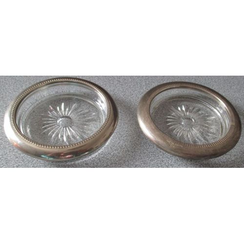 Deux Coupelles Anciennes En Verre Aux Fonds Travaills En Forme De Marguerite Avec Bords Recouverts D'une Large Bordure De Mtal Argent Qualit Vb Silver Plate-Fabriques En Italie-Diamtre Ext.10cm