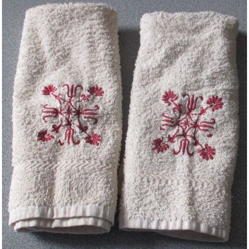 Deux Petites Serviettes De Toilette D'appoint 27x47cm Environ Ourles- Fond Beige - Dcores D'un Petit Feston En Haut Et En Bas Et D'une Broderie Rouge- Vendues Laves Mais Non Repasses- 100% Coton