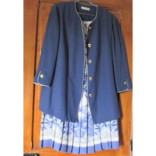 Deux Vtements Vintage Hardob Compos D'une Jupe Mi-Longue Plisse Fond Blanc Imprim De Grandes Fleurs Bleu Gris Et D'une Veste Bleu Fonc-Taille 44- Porter Ensemble En Tailleur Ou Sparment