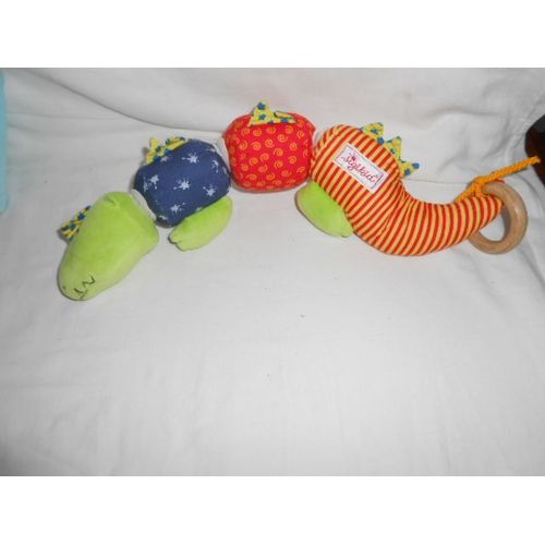 Doudou Sigikid Dinosaure Crocodile veil Vert Rouge Bleu Jaune Fleur Spirale Raye Anneau Bois Scratch Grelot Activite Pouet Bruit De Papier