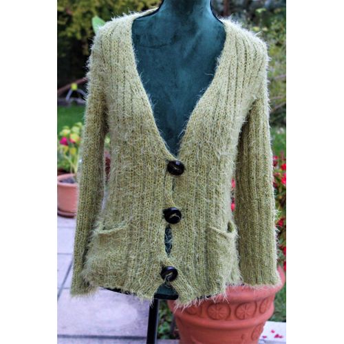 Doux Gilet Les Zazies En Maille Poilue Vert Anis Avec 2 Poches.Fermeture Avec 3 Gros Boutons.Taille Unique .