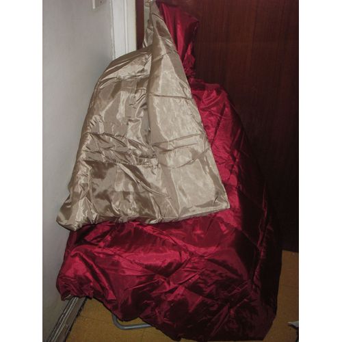 Edredon Rversible Damart, 152 X 141 Cm, Coloris Bordeaux D'un Cot, Dor De L'autre, Extrieur 100% Polyester, Garnissage 98% Polyester, 2% Soie. Trs Lgre Trs Chaude.