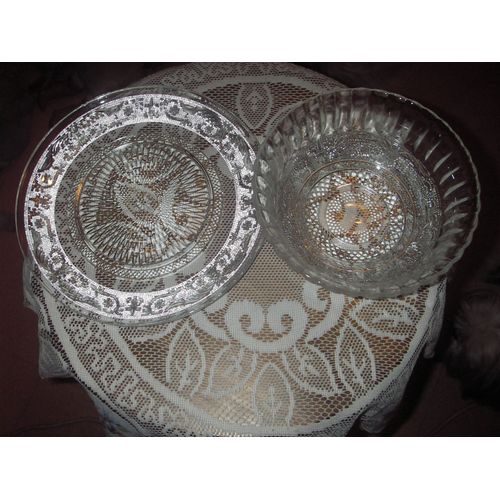 Ensemble En Verre Blanc Travaill Se Composant D' Un Saladier ,Diamtre 17,5 ,Hauteur 7 Cm Et D'un Plat  Tarte ,Diamtre 23 Cm ,Hauteur 2 Cm ,De Marque Vm/Wb .
