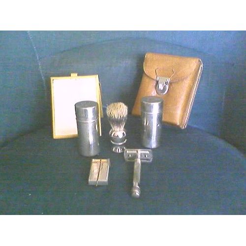 Ensemble Rasage Ancien Dans Sacoche Cuir