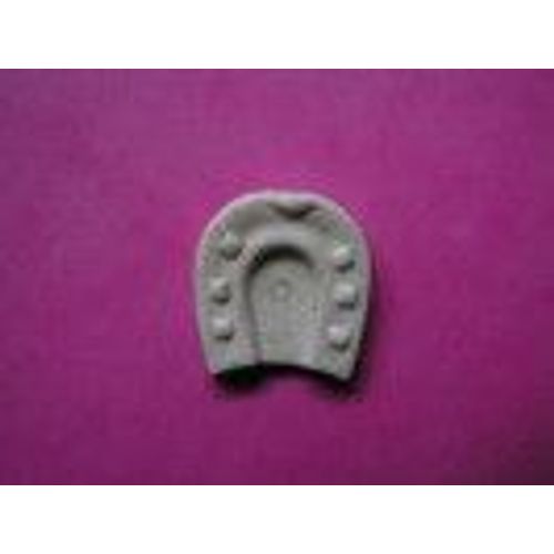 Feve Plastique Ancienne = Fer  Cheval - Dos Quadrillage Sans Point D'injection  - 1 Point DInjection Au Centre Du Fer