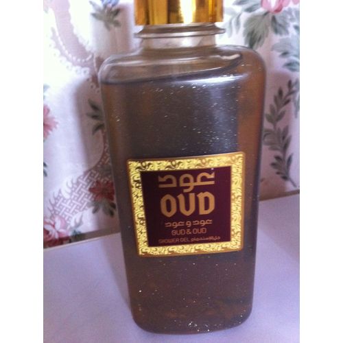 Gel Douche Oud. 300 Ml. Composition : Oud, Piment, Jasmin. Collection De Luxe. Date Limite D'utilisation : 12 Novembre 2022. Existe galement Avec Oud, Myosotis, Safran.