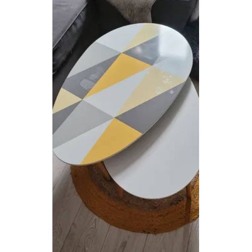 Gigognes Au Design Contemporain. La Plus Grande Table Prsente Un Plateau Ovale Avec Un Motif Gomtrique lgant En Jaune, Gris Et Blanc. La Plus Petite Table Est Entirement Blanche, Avec Un Plateau