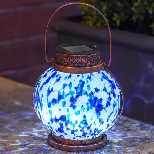 Gothicana By Emp- Lanterne Solaire En Verre Bleu Et Blanc De 17,5 Cm - Ampoule Led Lumineuse, Panneau Rechargeable - Ip44  Suspendre Pour Table De Jardin, Alle Et Pergola - Lumire Mosaque - Poign