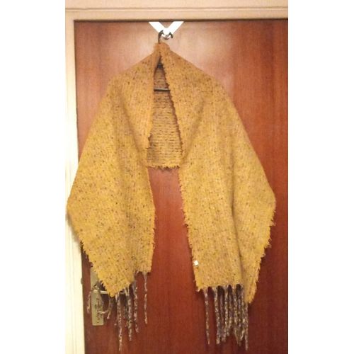 Grande charpe  Franges Sur Le Bas, Effilochee Sur Les Cts, Coloris Jaune Moutarde Chin Rouge, Noir, Blanc, 100%Viscose, Longueur Avec Franges 220 Cm, Longueur Sans Frange 192 Cm,Largeur 50 Cm.