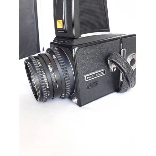 HASSELBLAD 500C/M ou CM noir dos A12,viseur sportif ,dragonne OBJECTIF PLANAR 80/2.8 CARL ZEISS