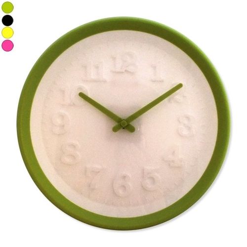 Horloge Colore Cadran Blanc Avec Chiffres En Relief Noir