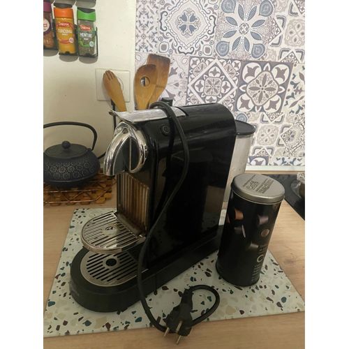 Je vend ma cafetière nespresso ! Attention à chaque café, avant bien vider le réservoir sinon
