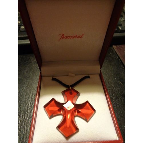 Joli Pendentif Cristal Baccarat Motif Croix Occitane Rouge 5,5 X 5 Cms