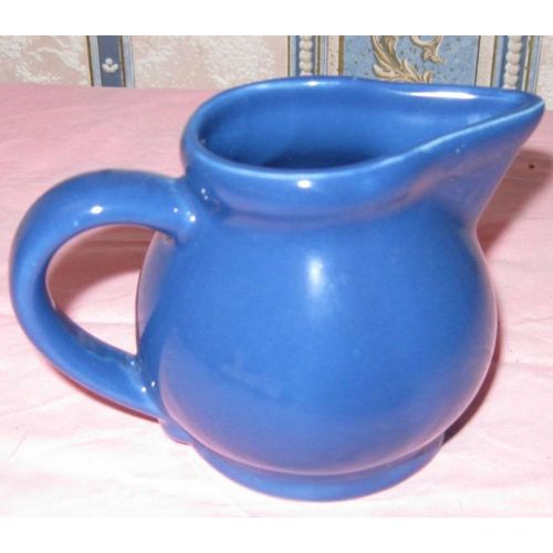 Joli Petit Pot De Service Bleu Avec Anse Et Bec Verseur-Hauteur 8.5cm-Contenance 200ml-Peut tre Utilis Pour Servir Le Lait Avec Le Th Ou Caf Ou Divers Usages-N'a Servi Jusqu'ici Qu'en Dcoration